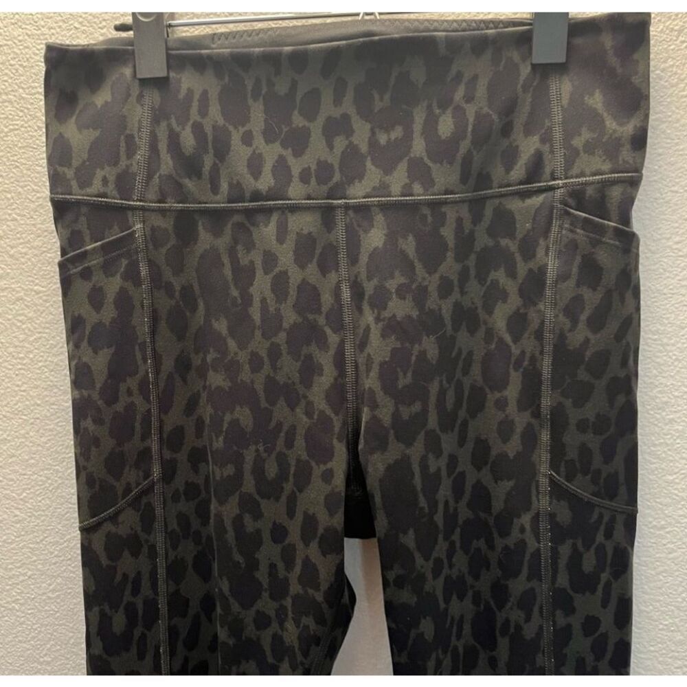 NWOT Women’s Victoria's Secret Leopard Print Leggings with side pockets and hidd
